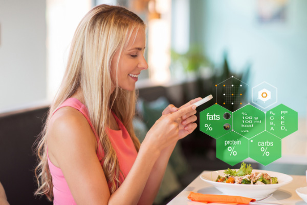 Djevojka slika hranu s mobitelom