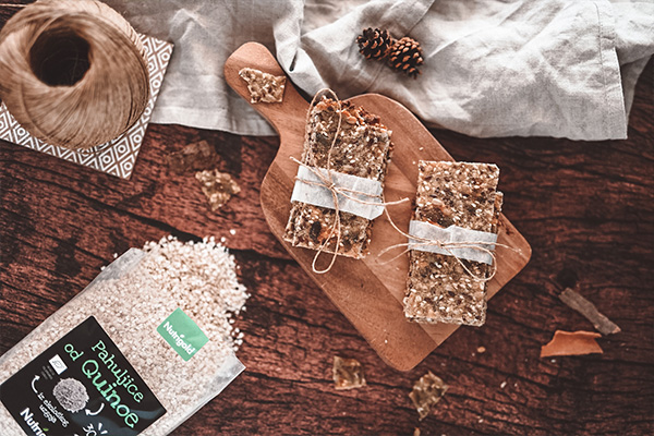 Nutrigold pahuljice od quinoe i krekeri na stolu