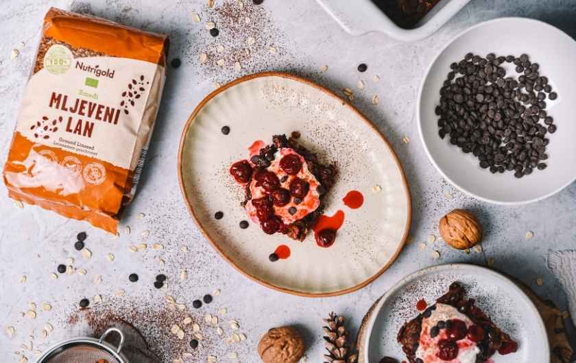 Recept za jednostavan i ukusan čoko zobeni zobeni kolač s višnjama.