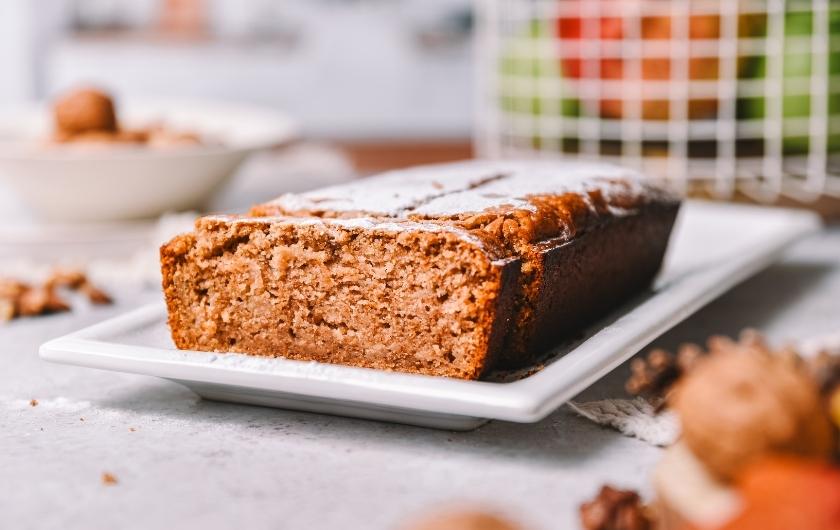 Kolač s jabukama i cimetom donosi odličan slatki zalogaj. 