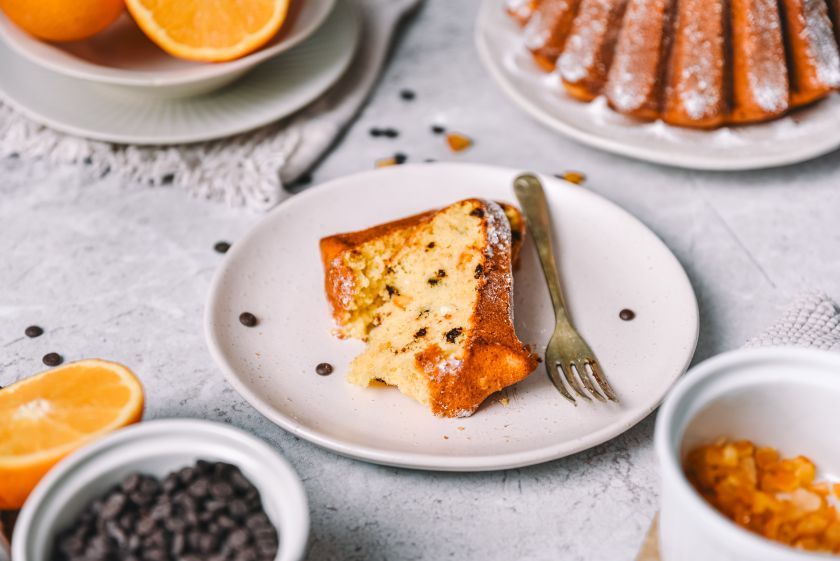 Kuglof od zrnatog sira i naranče s čokoladom