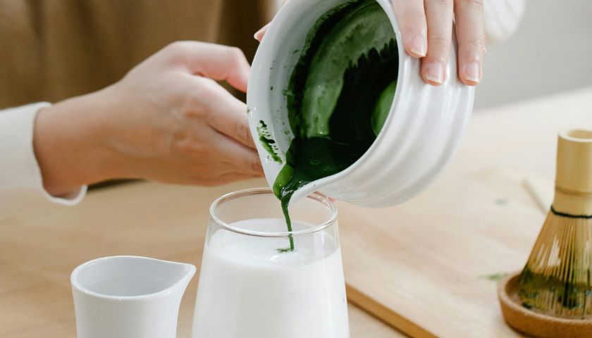 Priprema matcha čaja.