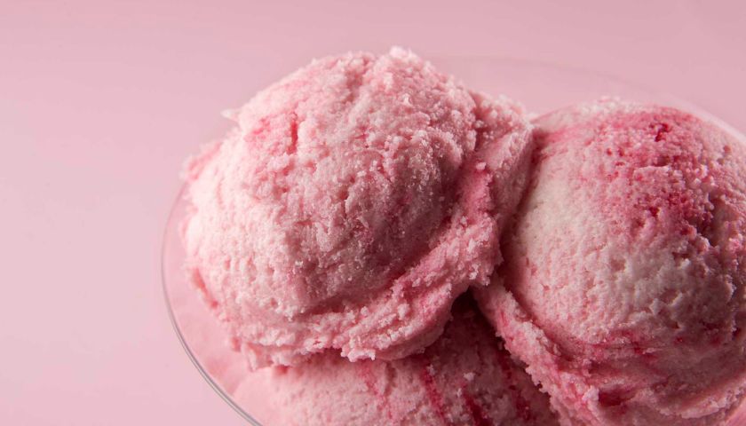 Sladoled s kvinojom i trešnjama