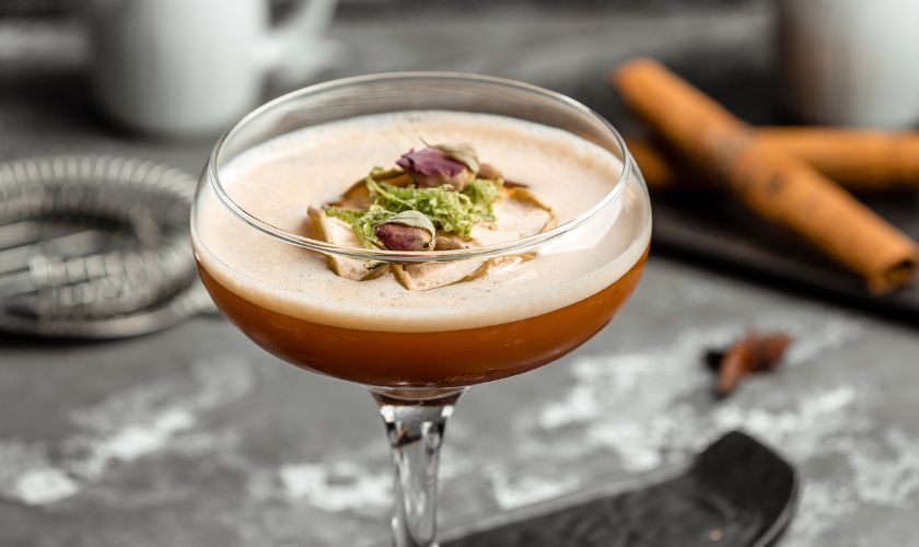 Hojicha Espresso Martini za predah u danu.