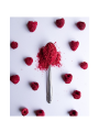 Gefriergetrocknete Himbeeren auf einem Löffel