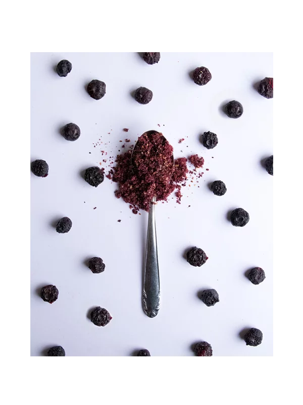 Gefriergetrocknete Heidelbeeren auf einem Löffel