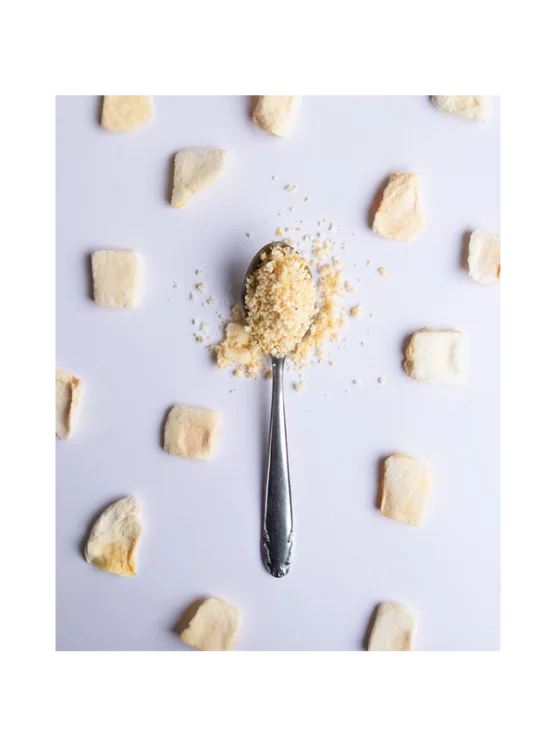 Gefriergetrocknete  Mangostücke auf einem Löffel