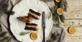 Rohe Torte mit Orange und Kakao