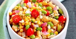 Kichererbsensalat mit Mais in einer Schüssel
