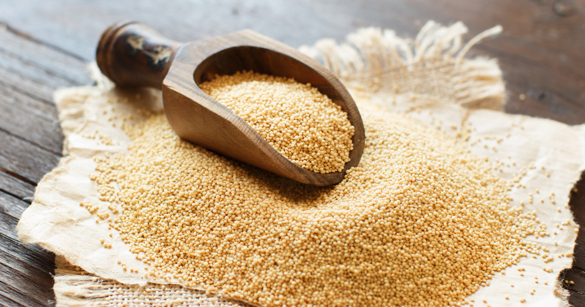 Amaranth in einer braunen Holzschale