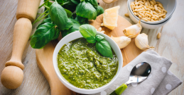 Pesto – die gesündeste Art, Suppen, Eintöpfe und Salate anzureichern