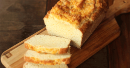 Mandelmehl Brot, in Scheiben geschnitten.