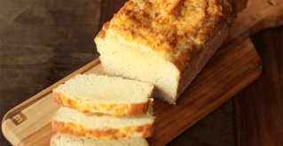 Mandelmehl Brot, in Scheiben geschnitten.