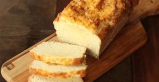 Mandelmehl Brot, in Scheiben geschnitten.