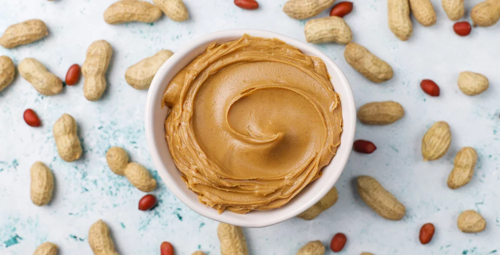 Erdnussbutter in einer Schüssel
