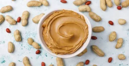 Erdnussbutter in einer Schüssel