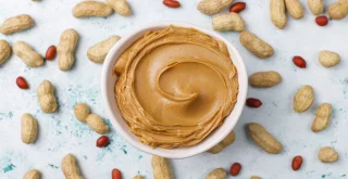 Erdnussbutter in einer Schüssel