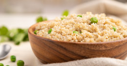 Quinoa in einer Holz Schüssel