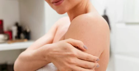 Was hilft bei Cellulite? Bewährter Tipp mit einem Produkt aus der Küche!