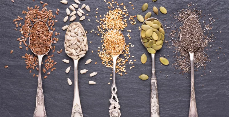 Löffel mit verschiedenen Samen