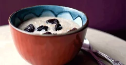 Amaranth in einer Schale mit Trockenfrüchten zum Frühstück