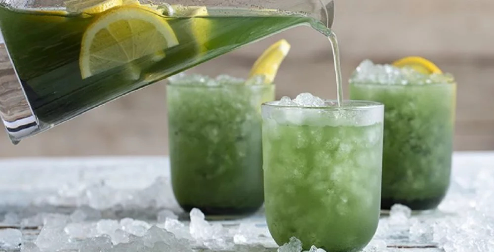 Zitronenlimonade mit Spirulina