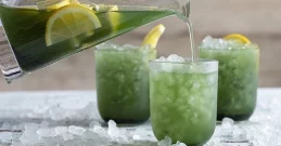 Zitronenlimonade mit Spirulina