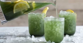 Zitronenlimonade mit Spirulina