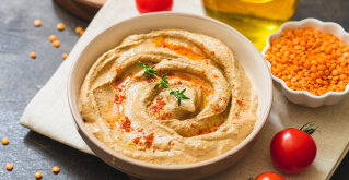Roter Linsen Hummus in einer Schüssel