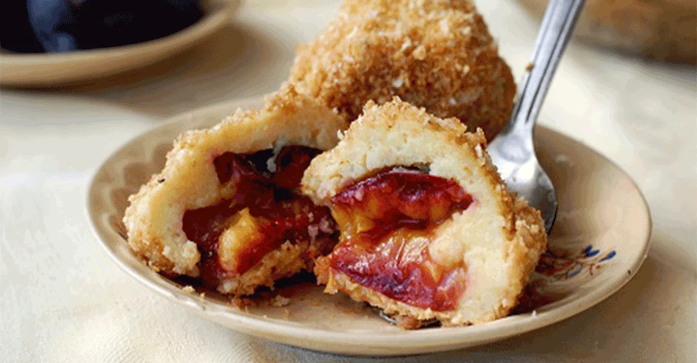 Zwetschgenknödel am Teller