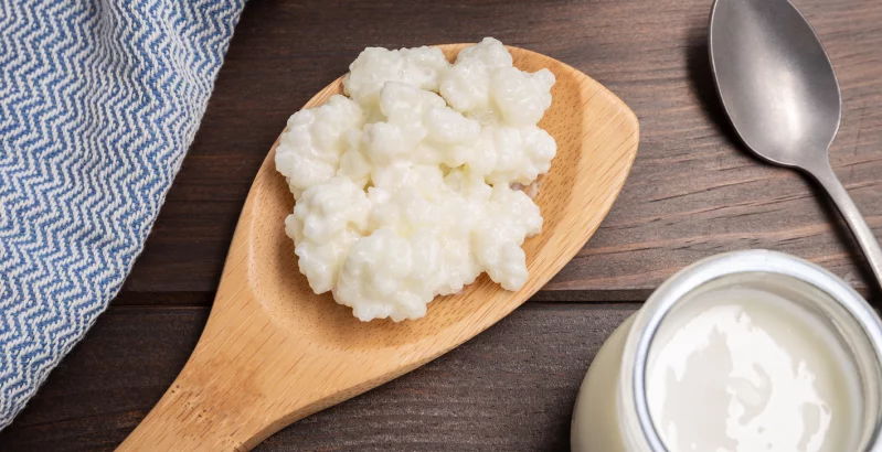 Kefir auf einem Holzlöffel