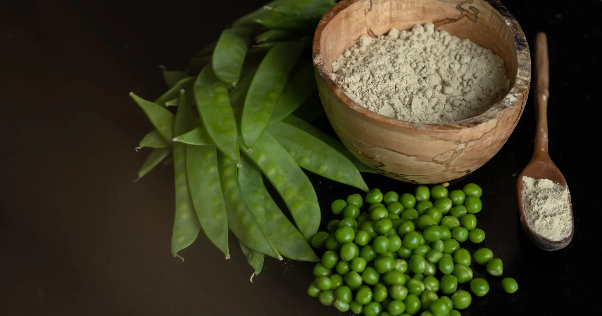 Erbsen & Erbsenprotein in einer Holzschüssel