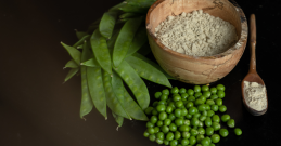 Erbsen & Erbsenprotein in einer Holzschüssel