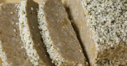 Tahini-Halva in scheiben geschnitten