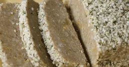 Tahini-Halva in scheiben geschnitten