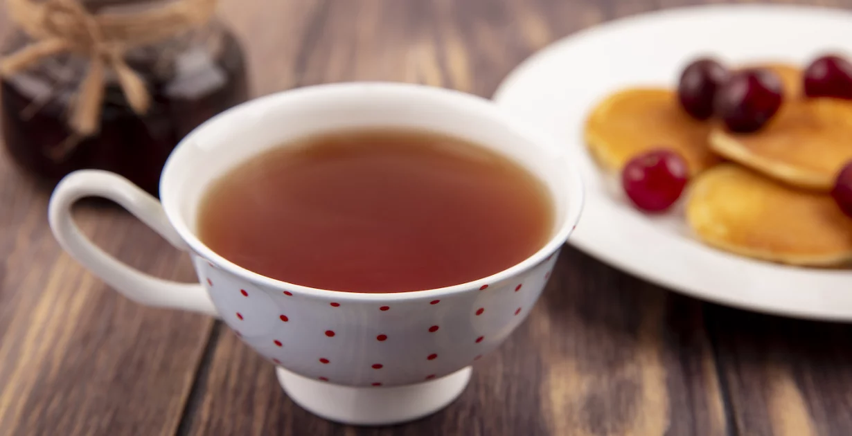 auf dem Tisch steht eine Tasse Tee mit Zimt
