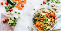 Mittagessen mit Hirse auf dem Tisch