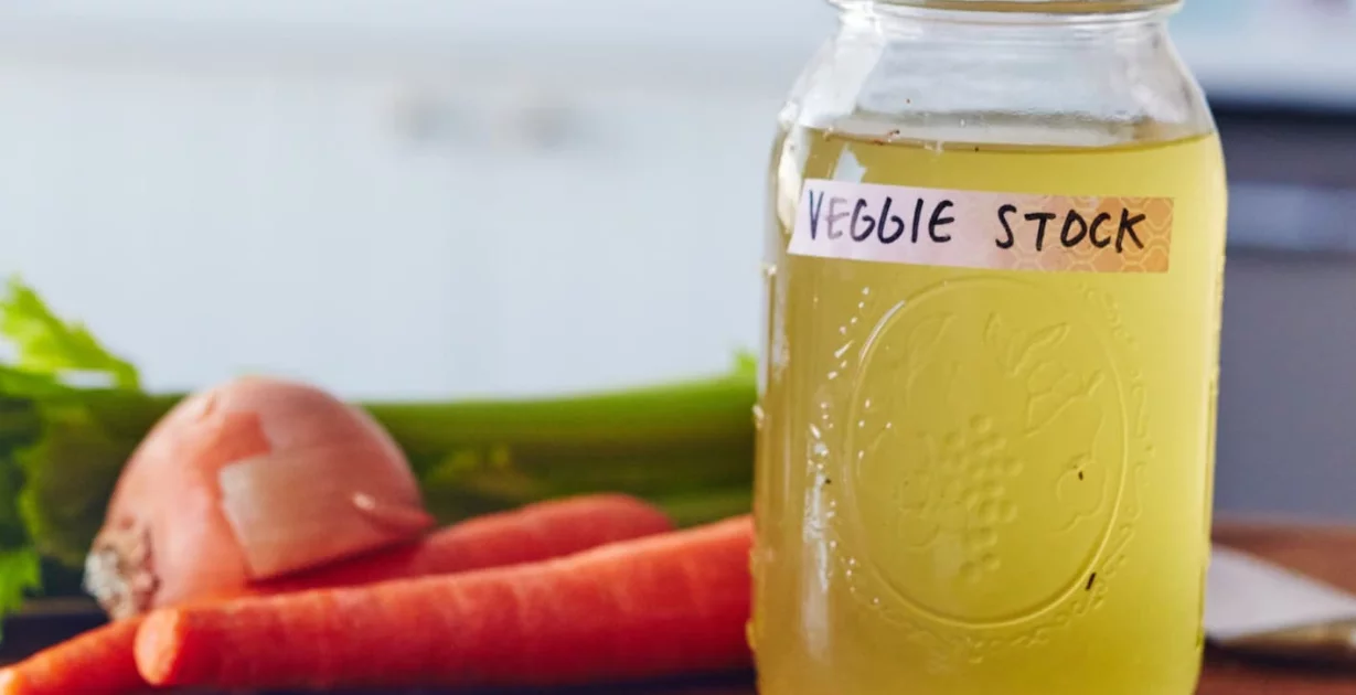 Hausgemachte Gemüsebrühe Gemüsebrühe im Glas