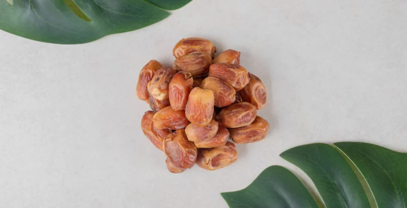 Getrocknete Datteln auf dem Tisch