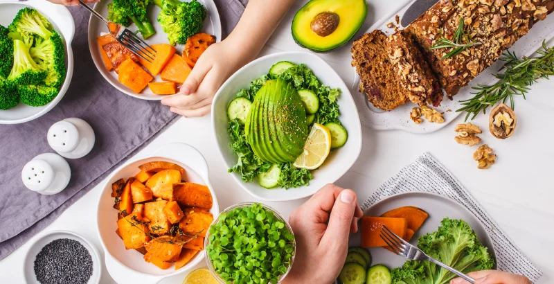 Ein Tisch voller gesunder Speisen