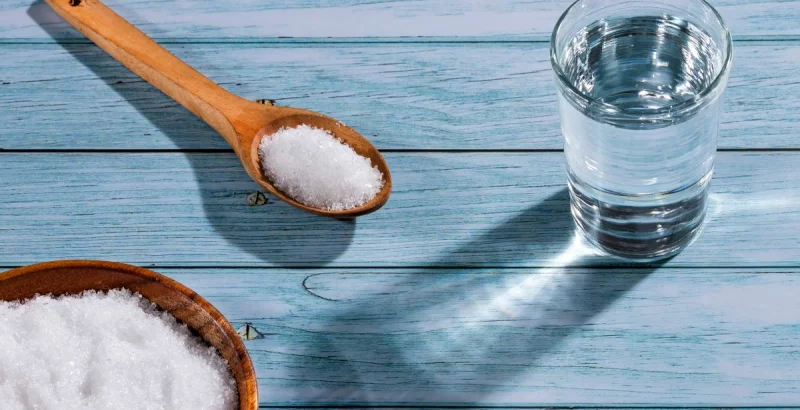 Weißes Magnesium in einem Holzlöffel