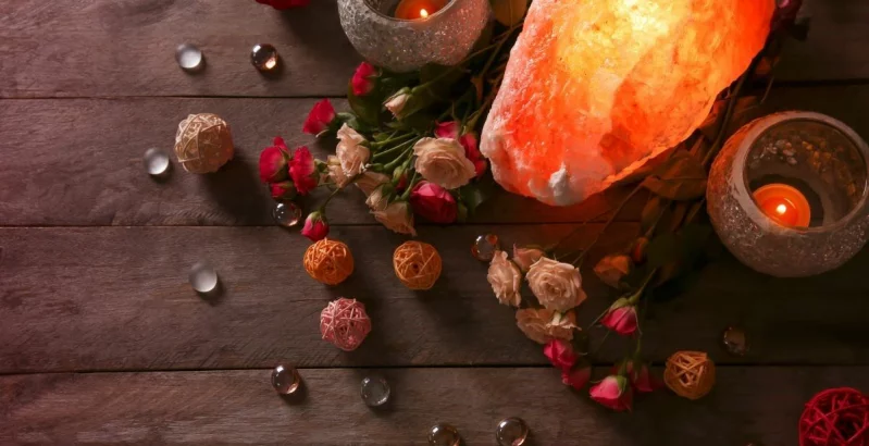 Himalaya-Salzlampe in angenehmer Atmosphäre, umgeben von Rosen