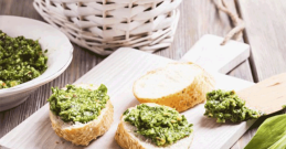 Bärlauchpesto am Brot aufgestrichen.