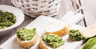 Bärlauchpesto am Brot aufgestrichen.