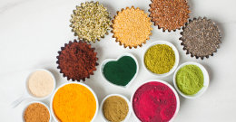 Mehrere Schüsseln voller Superfood.