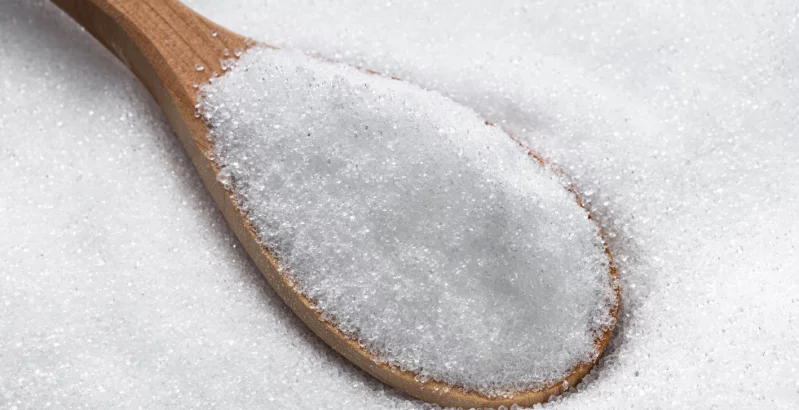 Erythrit-Weißzucker auf einem Holzlöffel