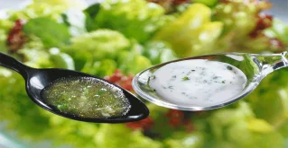 Zwei Esslöffel Salatdressing