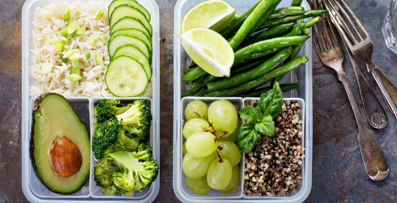 Meal-Prep: Gemüse und Früchte zum Essen in zwei Lunchboxen.