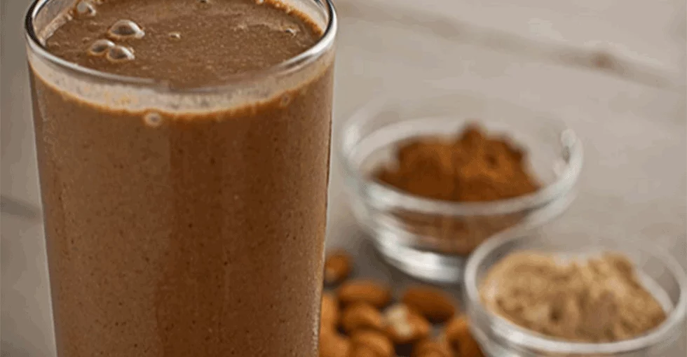 Smoothie mit Maca Pulver im Glas