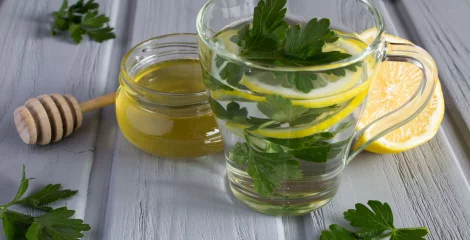 Petersilientee in einer Tasse mit Zitrone und Honig.